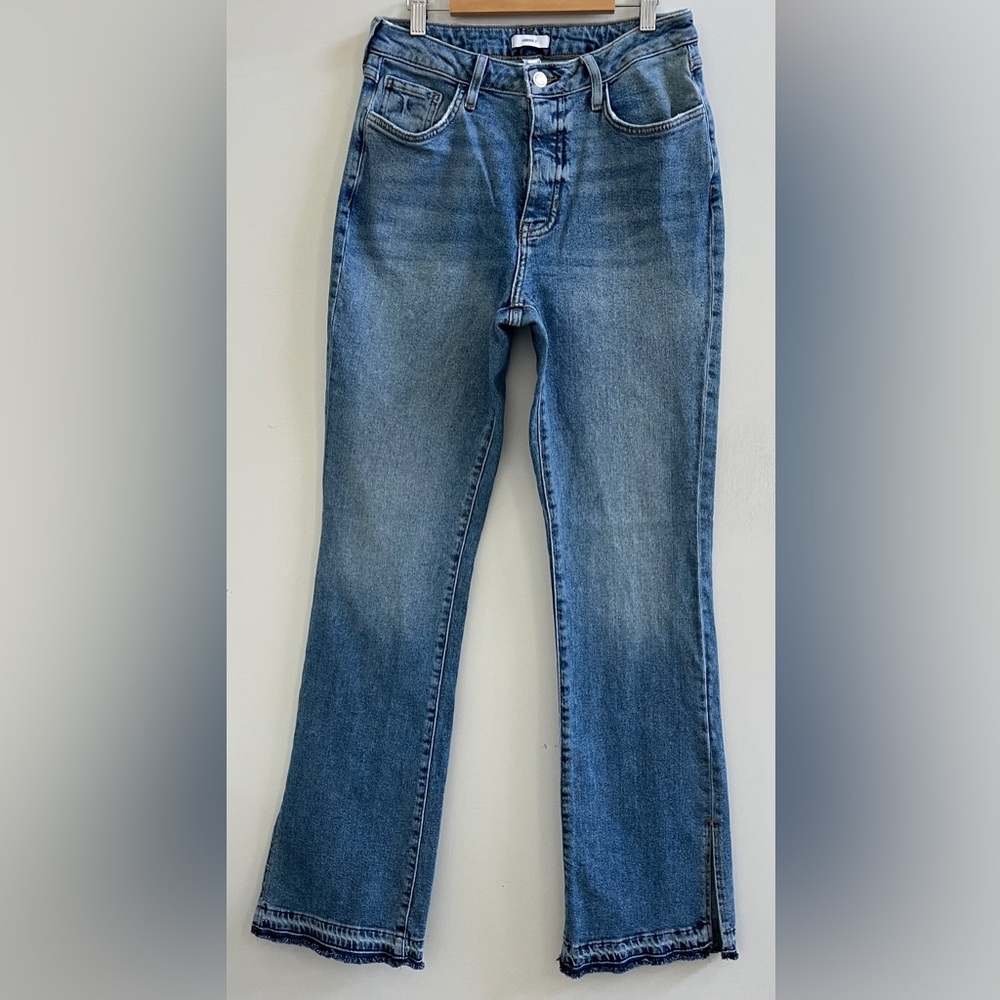 Forever 21 Blue with button closure and open at the bottom women’s Jeans Size:28